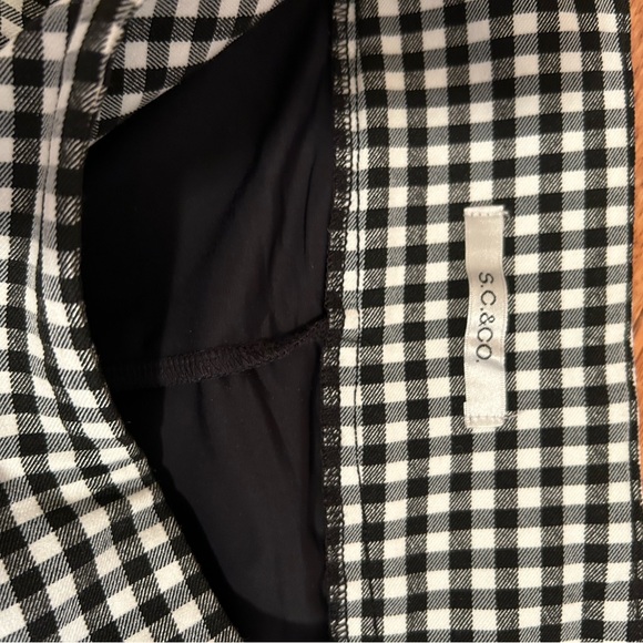 Black and white gingham patterned skort. - Picture 3 of 7